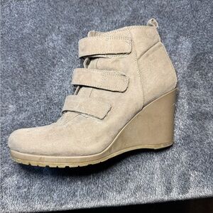 ✨ Dana Buchman Taupe Wedge Heel Ankle Boots — Classic & Comfortable ✨